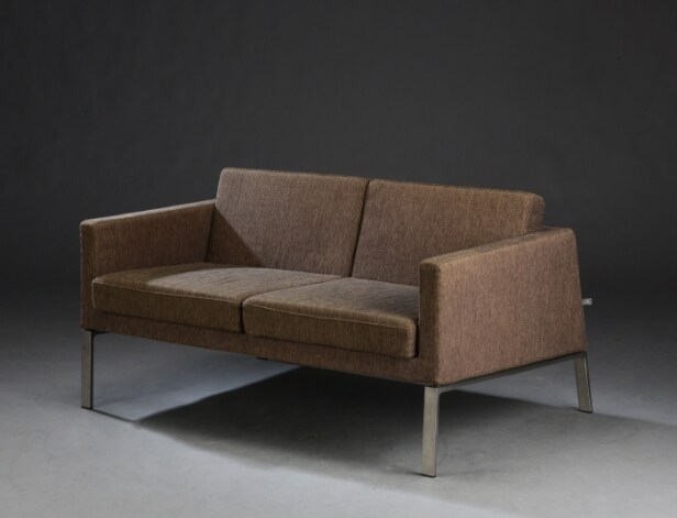 C.F. Møller Topersoners sofa med stel af metal model CFM 06