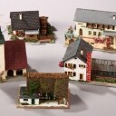 Flyttekasse med Faller huse samt tilbehør til modeljernbane