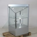 Moderne vitrineskab af metal og glas