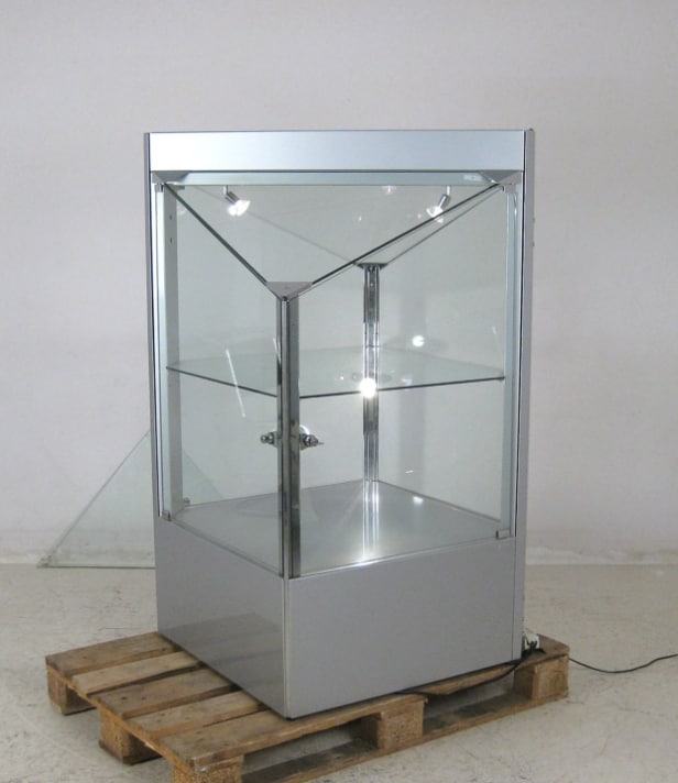 Moderne vitrineskab af metal og glas