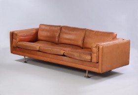 Illum Wikkelsø. Freestanding three-seater sofa, cognac colored leather