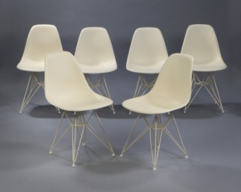 Charles Eames. Sæt på seks skalstole med gennemfarvede skaller af polypropylen, model DSR (6)