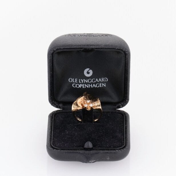 Ole Lynggaard: A vintage diamond ring of 18k gold. Ring size 49 ...