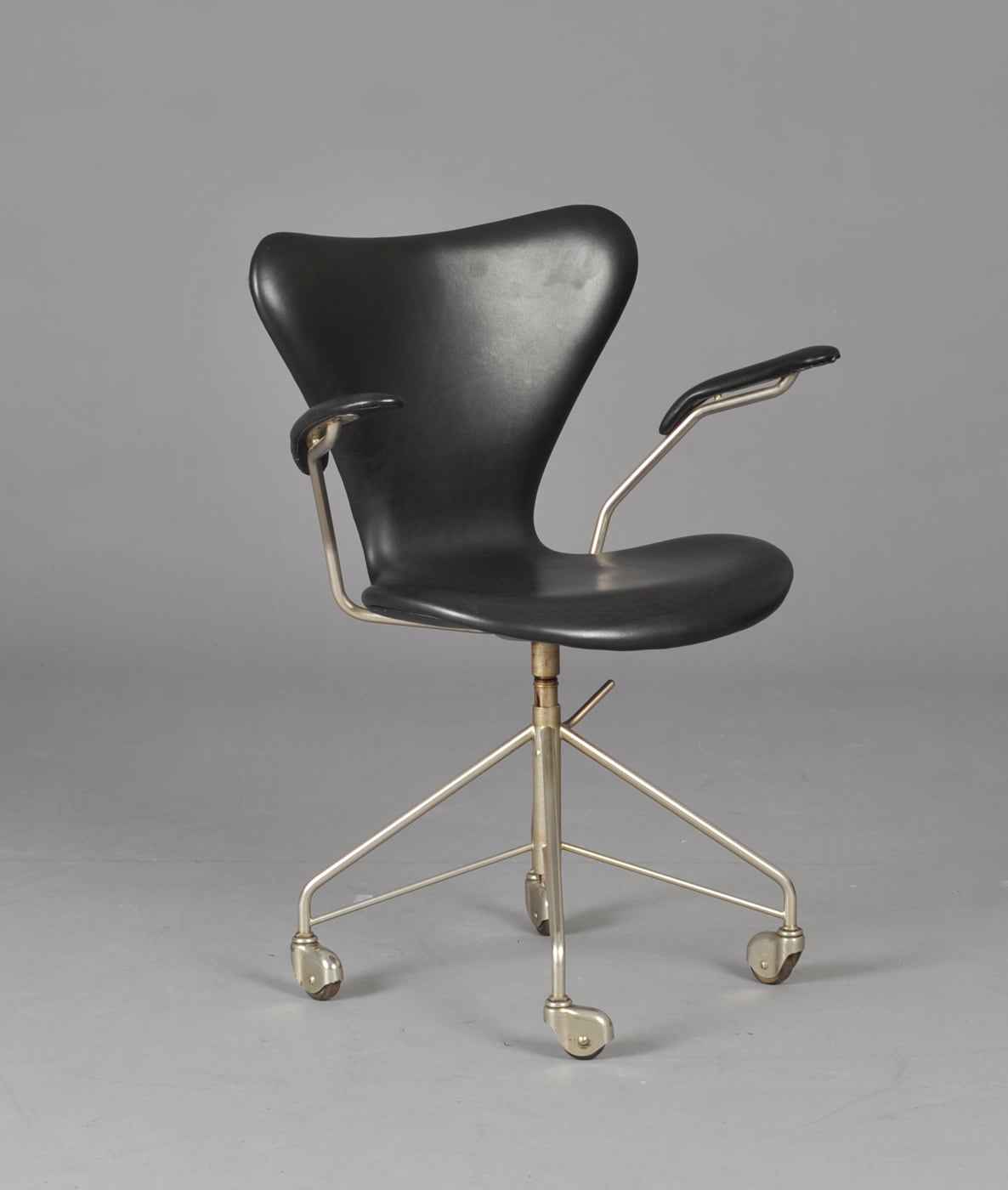 Arne Jacobsen. Kontorstol, 'Syveren', model 3217 | Lauritz.com