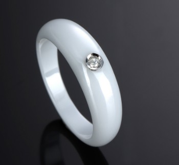 Moderne smal hvid keramisk ring med brillant