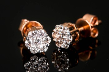 Diamonds By Frisenholm. Et par diamant ørestikker af af 14 kt. rosaguld, ca. 0.35 ct. (2)