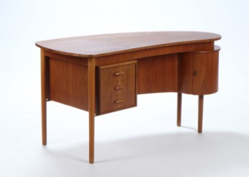 Dansk møbelproducent. Nyreformet fritstående skrivebord, teaktræ