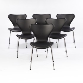 Arne Jacobsen. A set of six chairs 'Syveren', model 3107, black leather. New seat height 46.5 cm. (6)