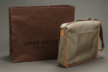 Louis Vuitton. Damier Geant Messenger crossbody taske