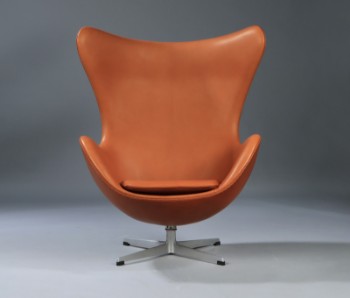 Arne Jacobsen. Ægget, tidlig model. Loungestol med cognacfarvet Vacona anilin læder