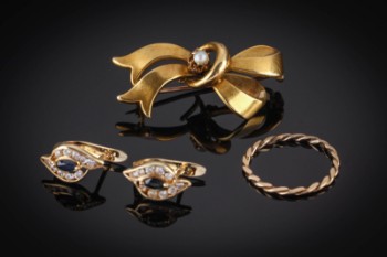 En samling smykker af guld (4)