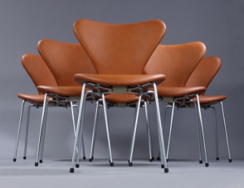 Arne Jacobsen. Et sæt på seks stole Syveren, model 3107, cognacfarvet Calvados læder. Ny siddehøjde 46,5 cm. (6)