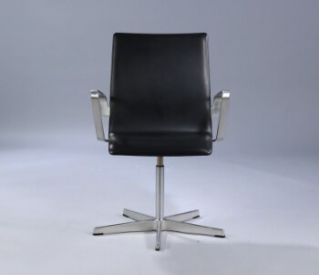 Arne Jacobsen. Oxford lavrygget armstol, sort læder, Red label 2008
