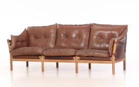 Arne Norell for Aneby Møbler. Tre-pers. sofa af eg / læder, model 'Ilona'