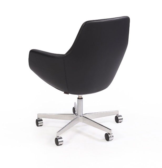 Arne Jacobsen. Kontorstol i sort læder, model 3211 'Lille Giraf'