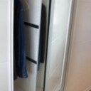 Skydedørsgarderobe med 3 hvide fyldningsdøre med hvide skinner Denne vare er sat til omsalg under nyt varenummer 3481557