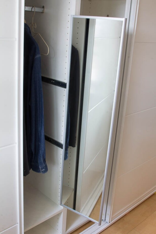 Skydedørsgarderobe med 3 hvide fyldningsdøre med hvide skinner Denne vare er sat til omsalg under nyt varenummer 3481557