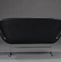 Arne Jacobsen. Svanesofa model 3321 i sort læder