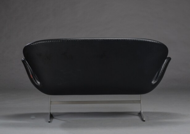 Arne Jacobsen. Svanesofa model 3321 i sort læder