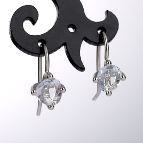 Ruben Black. A pair of sapphire and brilliant-cut earrings in polished and satin-finished 14 kt. white gold (2)