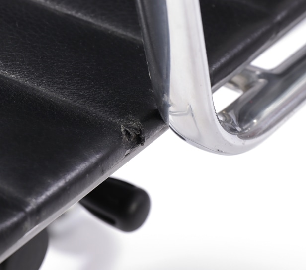 Charles Eames. Kontorstol i sort læder, model EA-117 'full leather'