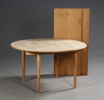 Hans J. Wegner. Round dining table, oak, Model PP70