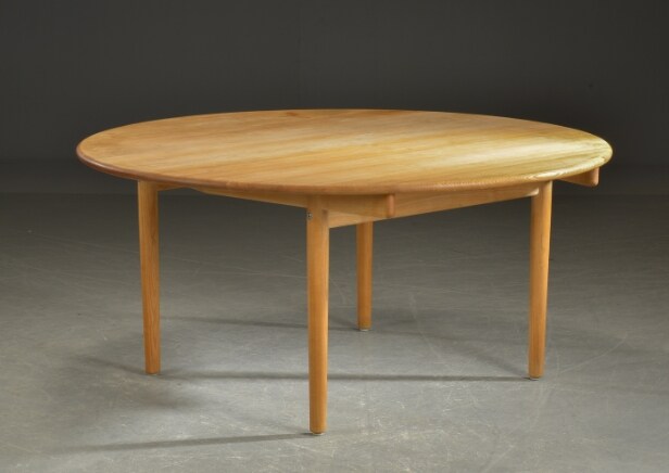 Hans J. Wegner. Rundt spisebord af massiv ask, model PP70 