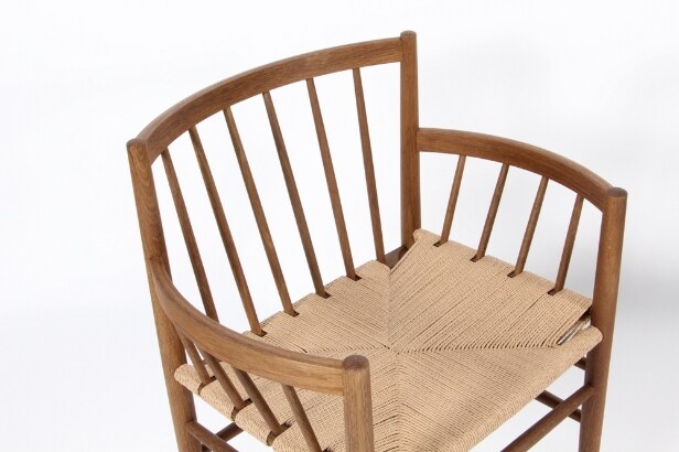 Jørgen Bækmark, tremmestole med armlæn af eg, model J81.(2)