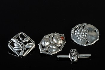 Fire brocher i sølv (4)