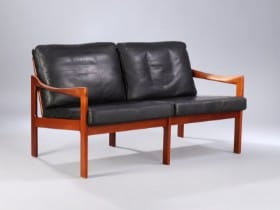 Illum Wikkelsø. To-pers sofa i teak, model 20, sort læder