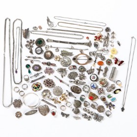 Collection misc. jewelry in silver / sterling silver & bijouterie. (29+75)