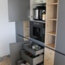 Nolte Küchen. Komplet køkken med køkkenø, bordplade i skifer m/ underlimet vask, samt fuld Bosch hvidevarepakke.