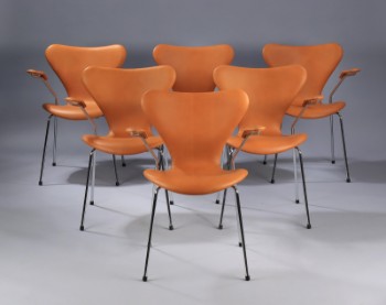 Arne Jacobsen. Et sæt på seks armstole Syveren, model 3207, lys cognacfarvet anilin læder. (6)
