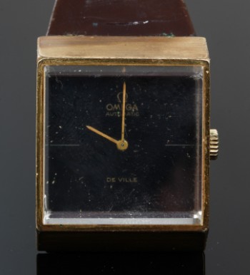 Vintage Omega damearmbåndsur i kasse af forgyldt stål. 1970erne
