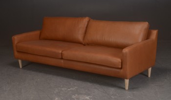 Tre-personers sofa model Astha betrukket med cognacfarvet læder
