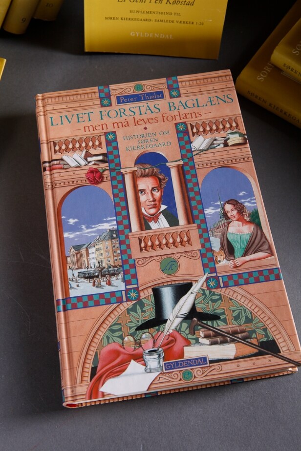Søren Kierkegaard. Samlede værker (1982) samt Peter Tielst, Livet forstås baglæns. (21)