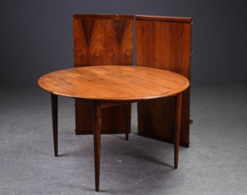 Grete Jalk. Circular dining table made in veneered rosewood