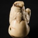 Netsuke i form som en frø på en kalabas, udskåret arbejde i mammutelfenben, signeret