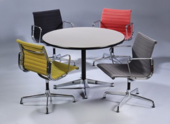 Charles Eames. Segmented Table spisebord samt fire armstole, model EA-107 (5)