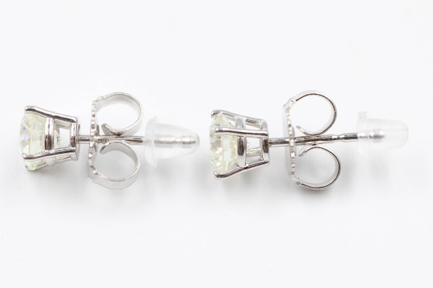 Pair of natural brilliant earrings in 14 kt gold, 1.00 ct. (2)