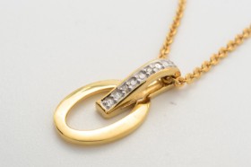 Vedhæng med cubic zirkonia af 14 kt. guld, dertil en kæde af forgyldt sterling sølv