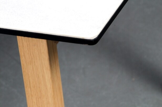 Spisebord med udtræk, samt keramisk plade. Design af Says Who. Incl to tillægsplader. (3) 