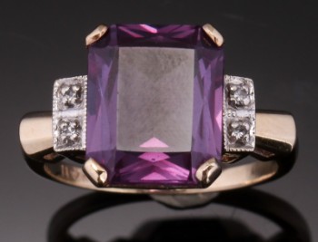Vintage ring med syntetisk lilla safir med mindre diamanter