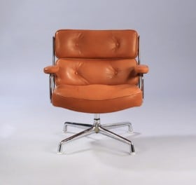 Charles og Ray Eames. Lounge stol i cognacfarvet anilinlæder, model ES-105