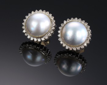 Cocktail South Sea Mabé pearl and diamond earrings of 14 kt. rhodium-plated gold (2)