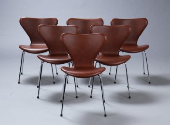 Arne Jacobsen, Sæt på seks Syver stole, model 3107. Brandy-farvet anilin læder