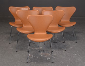 Arne Jacobsen. Seks Syveren stole med cognac læder, model 3107, nybetrukkede (6)