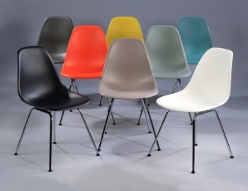 Charles Eames. Sæt på otte skalstole i multicolour, model DSX. (8)
