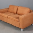 Lind møbler. To pers sofa, brun ruskind. 