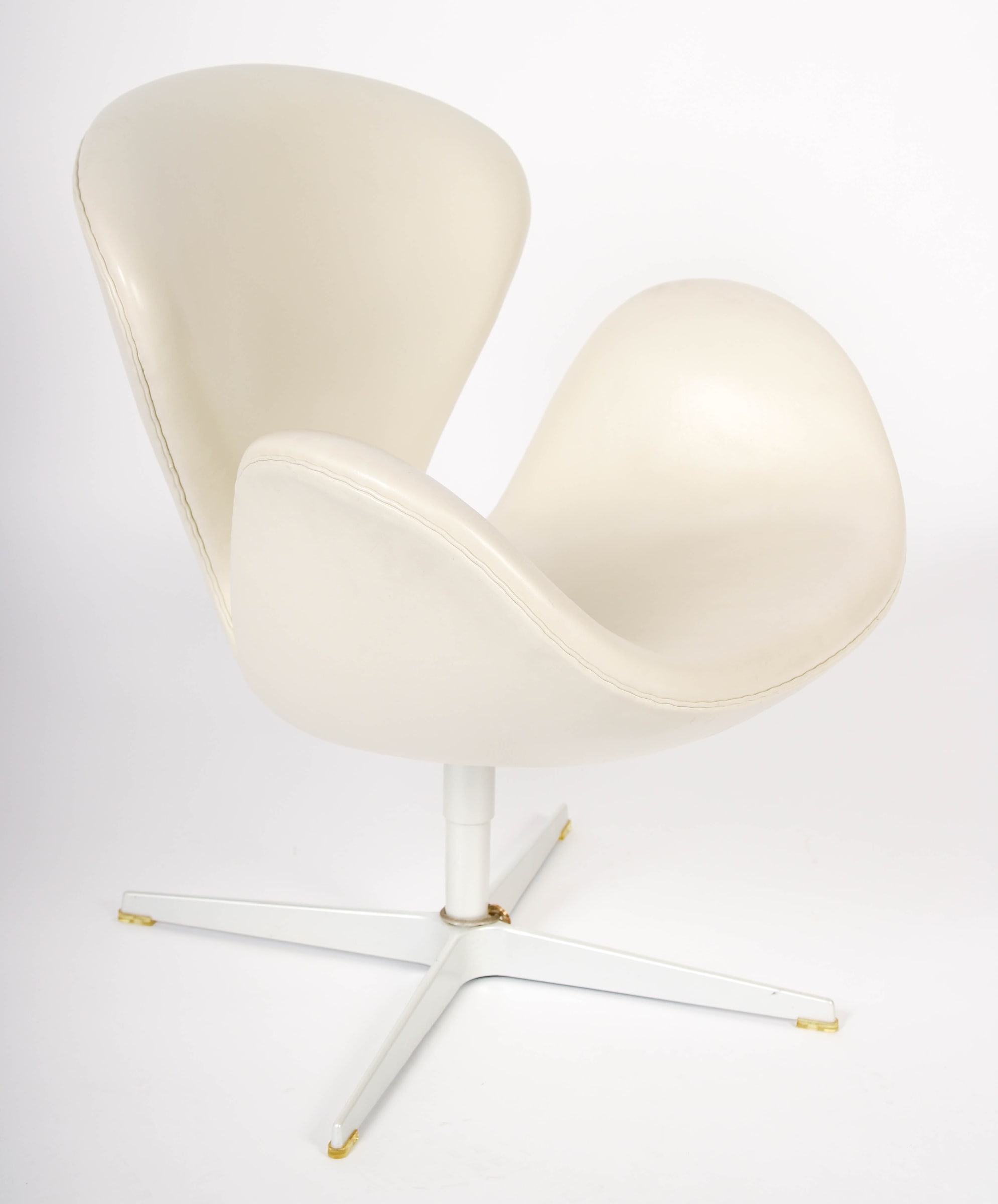 Arne Jacobsen. The Swan. Lounge chair, model 3320, off-white leather, anniversary model 2008